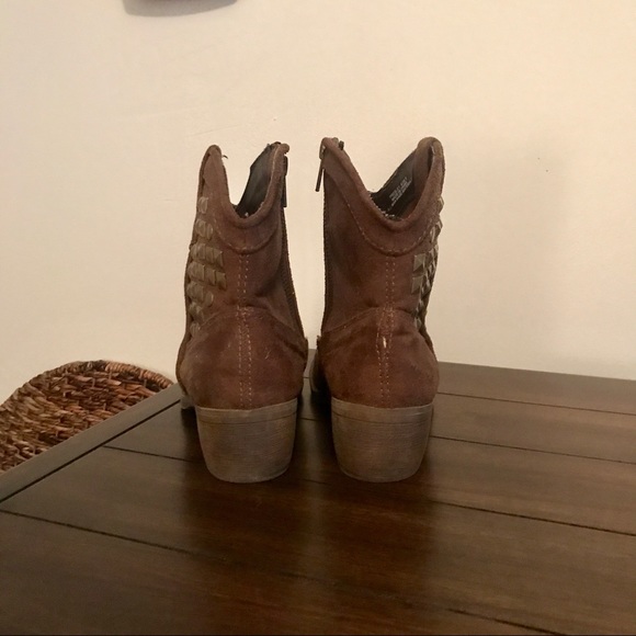 Studded and stylish brown booties - Picture 2 of 6